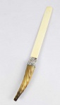 PRATA DE LEI EDUARDIANA -  ESPATULA DE APARATO EM PRATA DE LEI COM PEGA EM CHIFRE DE CARNEIRO E LAMINA EM MARFIM. MARCAS PARA CIDADE DE BIRMINGHAM E LETRA DATA PARA O INICIO DO SEC. XX. PEGA  EM CHIFRE NATURAL. INGLATERRA, SEC. XX. 40 CM DE COMPRIMENTO.
