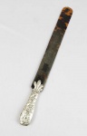 PRATA DE LEI INGLESA -  ESPATULA DE APARATO EM PRATA DE LEI COM LAMINA EM TARTARUGA. INGLATERRA, SEC. XIX. 42 CM DE COMPRIMENTO.