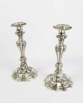 IMPÉRIO AUSTRO HUNGARO. ELEGANTE PAR DE CASTIÇAIS EM PRATA DE LEI. MARCAS DE CONTRASTE PARA O IMPÉRIO AUSTRO HUNGARO. ELEGANTE FEITIO FACETADO COM DECORAÇÃO RELEVADA DE ELEMENTOS FITOMORFOS. AUSTRIA, FINAL DO SEC. XIX. 25 CM DE ALTURA