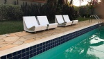 WILLY GHUL. Espriguiçadeira para piscina, modelo Loop, com movimento de balanço. moldado em amianto. 55 cm x 57 cm de altura. Década de  1970. 80 x 60 x 55 cm. 