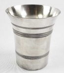 COPO EM PRATA DE LEI COM FEITIO DE CORNETA. CORPO DECORADO COM ANÉIS CONCÊNTRICOS CINZELADOS. BRASIL, MEADOS DO SEC. XIX. 9 CM DE ALTURA E 8 CM DE DIAMETRO NA BORDA. 165 G
