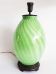 MURANO  BELA LUMINÁRIA EM VIDRO ARTÍSTICO DE MURANO DECORADO COM FAIXAS ESTRIADAS NA TONALIDADE VERDE E BRANCA. BASE EM MADEIRA. ITÃLIA, DEC. 70. 45 CM DE ALTURA.