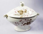 GINORI - PORTENTOSA SOPEIRA EM PORCELANA OITOCENTISTA COM DECORAÇÃO FLORAL. PEGA NA TAMPA COM FEITIO DE ROMÃ. MAGNIFICAS PEGAS LATERAIS COM PEROLADOS. ITÁLIA, SEGUNDA METADE DO SEC. XIX. 43 (C) X 33 (H) CM