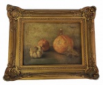PEDRO ALEXANDRINO (1856  1942)  COMPOSIÇÃO COM ALHO E CEBOLAS.  OLEO SOBRE MADEIRA. ASSINADO NO CANTO SUPERIOR DIREITO. BRASIL, INICIO DO SEC. XX. 16 X 21 CM (CONSIDERANDO SOMENTE A PLACA) E 25 X 31 CM (COM A MOLDURA).NOTA: Pedro Alexandrino Borges (São Paulo SP 1856 - idem 1942). Pintor, decorador, desenhista eprofessor. Inicia-se na pintura aos 11 anos, ao trabalhar com o decorador francês Barandier (ca.1812- 1867), na catedral de Campinas, São Paulo. Nessa época, também auxilia o decorador francês Stevaux em São Paulo e realiza trabalhos em igrejas, residências e palacetes. Em 1880, recebe as primeiras lições de pintura do pintor mato-grossense João Boaventura da Cruz. A partir de 1883, estuda com Almeida Júnior (1850 - 1899) em seu ateliê, na Rua da Glória, em São Paulo. De 1887 a 1888, estuda desenho com José Maria de Medeiros (1849 - 1925) e pintura com Zeferino da Costa (1840 - 1915), como aluno bolsista da Academia Imperial de Belas Artes - Aiba, no Rio de Janeiro. Entre 1890 e 1892, ingressa na Escola Nacional de Belas Artes - Enba, mas não conclui o curso. De volta a São Paulo, leciona desenho no Liceu de Artes e Ofícios de São Paulo - Laosp, em 1895 e 1896. Viaja para Paris em companhia de Almeida Júnior, como pensionista do Estado de São Paulo, e freqüenta o ateliê de René-Loui Chrétien (1867 - 1942) e a Académie Fernand Carmon. Conhece Antoine Vollon (1833 - 1900), e com ele estuda a partir de 1899. Freqüenta também o Ateliê Lauri e estuda com o pintor Monroy. Retorna ao Brasil na primeira década do século XX, estabelece-se em São Paulo, onde leciona desenho e pintura. Tem como alunos Tarsila do Amaral (1886 - 1973), Anita Malfatti (1889 - 1964) e Bonadei (1906 - 1974), entre outros. Antes mesmo de sua viagem de estudos a Paris, Pedro Alexandrino já é um artista especializado em natureza-morta. Segundo a historiadora da arte Ruth Tarasantchi, sua produção desse período é influenciada por seu mestre, Almeida Júnior (1850 - 1899), principalmente na fatura lisa e na utilização de planos de fundo escuros. EmCozinha na Roça,1894, apresenta uma composição com pinceladas mais livres, na qual é possível observar a habilidade do pintor no uso das cores. Na França, tem contato com a obra de Antoine Vollon (1833 - 1900) e deRené-Louis Chrétien (1867 - 1942). Em Paris, como aponta Tarasantchi, suas composições tornam-se mais complexas, realizadas com pinceladas mais largas, com menor preocupação com detalhes. O gosto do artista por formas arrendondadas ou cilíndricas revela-se emFlores e Doces,s.d. ou emMetais,Porcelanas e Morangos,s.d. Alexandrino é conhecido pela representação de objetos em metal, dos quais consegue transmitir a impressão de volume e brilho. Reúne, por vezes, em uma mesma pintura, dois ou três tipos diferentes de metais, demonstrando sua habilidade em reproduzir os diferentes tons de cada peça. Outra constante em seu trabalho é a exploração dos efeitos de transparência, quando pinta cristais ou garrafas de vidro. (ENCICLOPÉDIA ITAÚ CULTURAL)