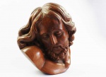 GRANDE E BELA ESCULTURA REPRESENTANDO BUSTO DE CRISTO ESCULPIDO EM MADEIRA. EXPRESSIVO E COM ESCULTURA DE EXCEPCIONAL QUALIDADE! BRASIL, INICIO DO SEC. XX. 40 CM DE ALTURA