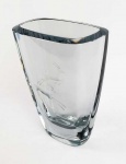 DESIGN ESCANDINAVO   MAGNIFICO FLOREIRO EM GROSSO BLOCO DE CRISTAL DECORADO COM FIGURAS DE ANTÍLOPES EM BAIXO RELEVO. LEVEMENTE AZULADO. BELISSIMO E EM EXCELENTE ESTADO DE CONSERVAÇÃO! PROVAVELMENTE SUÉCIA, ANOS 60. 22 X 18 CM