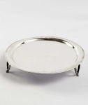 SALVA BRASILEIRA  SETECENTISTA EM PRATA DE LEI BATIDA.  ASSENTE SOBRE TRÊS BELOS PÉS VAZADOS. BRASIL, MEADOS DO SEC. XVIII. 15 CM DE DIAMETRO.