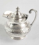 MAGNIFICA CREMEIRA EM PRATA DE LEI DE GRANDES DIMENSÕES. ESTILO E ÉPOCA DONA MARIA I. FORMA CONJUNTO COM O AÇUCAREIRO E BULE DOS DOIS LOTES ANTERIORES. MARCAS DE CONTRASTE PARA CIDADE DO PORTO (P COROADO) PRATEIRO REFERENCIADO COMO MOITINHO COMO P119 (PAG 211) E ENSAIADOR ALESSANDRO PINTO DA CRUZ CITADO A PARTIR DE 1788. LAVRATURA DE EXCEPCIONAL QUALIDADE! DECORADO COM EXUBERANTE ARRANJO FLORAL ALÇA REMATADA POR LINDAS GARRAS. ELEGANTE E MAGNÍFICO! PORTUGAL, PRIMEIRA DECADA DO SEC. XIX. 14 CM DE DIAMETRO. 335  G.