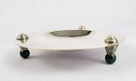 PUIFORCAT, JEAN  LINDO BOWL EM METAL ESPESSURADO A PRATA APOIADO POR PÉS COM FEITIO DE ESFERAS VERDE AVENTURINA EM ESMALTES E VERNIZ. DESIGN DO MAIS FAMOSO OURIVES DO PERIODO ART DECO FRANCES, JEAN PUIFORC. MUITO BOM ESTADO DE CONSERVAÇÃO.  FRANÇA, MEADOS DO SEC. XX. 19 CM DE DIAMETRONOTA: Este exemplo particular marcado foiproduzido por Jean Puiforcat (1897 - 1945), neto de Emile Puiforcat, que continuou a usar as iniciais de seu avô. Jean Puiforcat foi um famoso ourives, escultor e designer francês e é geralmente considerado o mais importante de todos os ourives franceses Art Déco. Suas obras são altamente valorizadas, notavelmente com Andy Warhol por ter sido um ávido colecionador de suas peças, muitas vezes adquirindo-as durante suas visitas a Paris nos anos 1970. Depois que Warhol morreu em 1987, a Sotheby's vendeu a coleção Puiforcat como parte da venda de memorabilia de Warhol em 1988. Um destaque foi uma terrina Puiforcat com decoração em  aventurina vendida por US $ 55.000. Atualmente, as obras de Puiforcat estão expostas no Victoria & Albert Museum e no Cooper Hewitt Smithsonian Design Museum em Manhattan.