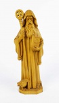 SÃO BENTO DE NÚRCIA -  BELA ESCULTURA EM MADEIRA ENTALHADA REPRESENTANDO SÃO BENTO TENDO AOS SEUS PÉS A FIGURA DE UM CORVO.  TALHA ERUDITA DE MUITO BOA QUALIDADE. ITÁLIA, SEC. XX. 29 CM DE ALTURA NOTA: São Bento de Núrsia, nascido Benedito da Nórcia (Nórcia, Reino Ostrogótico, c. 480  Abadia de Monte Cassino, 21 de março de 547)  foi um monge, ao qual é atribuída a organização das atividades da vida monástica. A Ordem de São Bento ou Ordem dos Beneditinos, uma das maiores ordens monásticas do mundo, recebe esse nome em homenagem a ele, bem como por seguir as organizações propostas por ele. Embora não possa ser declarado fundador da Ordem dos Beneditinos, ele participou da fundação de mosteiros que adotaram essa denominação, posteriormente à sua morte. Foi o criador da Regra de São Bento, um dos mais importantes e utilizados regulamentos de vida monástica, inspiração de muitas outras comunidades religiosas. Era irmão gêmeo de Santa Escolástica. O papa Paulo VI designou-o patrono da Europa em 1964, sendo também patrono da Alemanha. É venerado não apenas por católicos, como também por ortodoxos e anglicanos. Fundou a Abadia de Monte Cassino, na Itália, destruída durante a Segunda Guerra Mundial e posteriormente restaurada. O calendário católico-romano comemora-o a 11 de julho, data em que se trasladaram suas relíquias para a Abadia de Saint-Benoît-sur-Loire. A fonte de todos os acontecimentos da vida de São Bento são os Diálogos de São Gregório Magno, redigidos por volta de 593, que se baseou em fatos narrados por monges que conheceram pessoalmente São Bento. Segundo o papa Gregório I, São Bento foi filho de um família nobre romana da região   e Nórcia (próximo à cidade italiana de Espoleto), onde realizou seus primeiros estudos. Mais tarde, foi enviado a Roma para estudar retórica e filosofia, mas, tendo-se decepcionado com a decadência moral da cidade, abandona logo a capital e retira-se para Enfide (atual Affile), em 500. Ajudado por um abade da região chamado Romano, instalou-se em uma gruta de difícil acesso, a fim de viver como eremita. Depois de três anos nesse lugar, dedicando-se à oração e ao sacrifício, foi descoberto por alguns pastores, que divulgaram a fama de santidade. A partir de então, foi visitado constantemente por pessoas que buscavam conselhos e direção espiritual. Foi então eleito abade de um mosteiro em Vicovaro, no centro da península Itálica. Por causa do regime de vida exigente, os monges tentaram envenená-lo, mas, no momento em que dava a bênção sobre o alimento, saiu da taça que continha o vinho envenenado uma serpente e o cálice se fez em pedaços. Com isso, São Bento resolve deixar a comunidade e retornando à vida solitária, vivendo consigo mesmo: habitare secum. Em 503, recebeu grande quantidade de discípulos e fundou doze pequenos mosteiros.  Em 529, por causa da inveja do sacerdote Florêncio, tem de se mudar para Monte Cassino, onde fundou o mosteiro que viria a ser o fundamento da expansão da Ordem Beneditina. É nesse episódio que Florêncio lhe enviou de presente um pão envenenado, mas Bento deu o pão a um corvo que todos os dias vinha comer de suas mãos e ordenou à ave que o levasse para longe, onde não pudesse ser encontrado. Durante a saída de Bento para Monte Cassino, Florêncio, sentindo-se vitorioso, saiu ao terraço de sua casa para ver a partida do monge. Entretanto, o terraço ruiu e Florêncio morreu. Um dos discípulos de Bento, Mauro, foi pedir ao mestre que retornasse, pois o inimigo havia morrido, mas Bento chorou pela morte de seu inimigo e também pela alegria de seu discípulo, a quem impôs uma penitência por regozijar-se pela morte do sacerdote. Em 534, começou a escrever a Regula Monasteriorum (Regra dos Mosteiros). Morre em 21 de março de 547, tendo antes anunciado a alguns monges que iria morrer e seis dias antes mandado abrir sua sepultura. Sua irmã gêmea Escolástica havia falecido em 10 de fevereiro do mesmo ano. As representações de São Bento geralmente mostram, junto com o santo, o livro da Regra, um cálice quebrado e um corvo com um pão na boca, em memória ao pão envenenado que recebeu do sacerdote invejoso. As relíquias de São Bento estão conservadas na cripta da Abadia de Saint-Benoît-sur-Loire (Fleury), próximo a Orleães e Germigny-des-Prés, no centro da França. De acordo com a tradição, Bento de Núrsia foi santificado por ter vencido duas ciladas armadas pelo Diabo, nas quais lhe é oferecido um cálice de vinho envenenado e um pedaço de pão, também envenenado. Além disso, em muitas vezes fora tentado efetivamente pelo Diabo, além de ser ofendido e insultado de tal maneira que os irmãos de hábito que estavam ao seu redor podiam escutar as ofensas que ele recebia. O Santo Varão, como também é chamado, vencia o tentador utilizando-se do sinal da cruz e da oração contida na Cruz Medalha que fora esculpida nas paredes de um mosteiro.