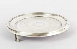 SALVA EM PRATA DE LEI ESTILO DONA MARIA I. MARCAS DE CONTRASTE PARA CIDADE DO PORTO, PRATEIRO CATALOGADO POR MOITINHO COMO P52 (PAG 276)  RASTREÁVEL A PARTIR DE 1861. CHAMA ATENÇAO NESSA PEÇA O REQUINTE E QUALIDADE DOS GUILLOCHES FORMANDO COROAS E LAURÉIS. ASSENTES SOBRE TRES PÉS VAZADOS. PORTUGAL, MEADOS DO SEC. XIX. 17 CM DE DIAMETRO