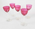 SAINT LOUIS  CINCO LINDAS TAÇAS DE PÉ ALTO  EM CRISTAL DOUBLE CEREJA E TRANSLÚCIDO COM LAPIDAÇÃO LAGNY. FRANÇA, INICIO DO SEC.  XX. 19 CM DE ALTURA