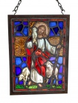 O BOM PASTOR  LINDO VITRAL REPRESENTANDO CRISTO COMO BOM PASTOR QUE TRAZ UMA OVELHA NOS OMBROS E APASCENTA OUTRAS A SEUS PÉS. TAMBÉM SEGURA UM CAJADO DE PASTOR. LINDAS CORES E EM ÓTIMO ESTADO. ARMAÇÃO EM CHUMBO E LAMINAS EM VIDRO COLORIDO EUROPEU. MOLDURA EM FERRO. ACOMPANHA CORRENTE PARA PENDURAR.  ALEMANHA, SEC. XIX/XX, 42 X 32 CMNOTA: A imagem do Bom Pastor é a representação simbólica mais comum encontrada na arte cristã primitiva nas catacumbas de Roma, antes que ela pudesse ser mais explícita. A imagem mostrando um jovem carregando uma ovelha nos ombros foi emprestada diretamente do kriophoros pagão, muito mais antigo, e, no caso de estatuetas (como a mais famosa, atualmente no Museu Pio-Cristão, no Vaticano - à direita), é impossível dizer se a imagem foi originalmente criada com a intenção de ter um significado cristão ou pagão. Esta representação de Jesus continuou a ser utilizada nos séculos seguintes à legalização do cristianismo no Império Romano (313 d.C.). Inicialmente, ela provavelmente não era entendida como sendo um "retrato de Jesus", mas um símbolo como outros utilizados na arte cristã primitiva1 e, em alguns casos, ela pode também ter sido uma representação do Pastor de Hermas, uma obra literária cristã muito popular do século II d.C. (e que chegou aos nossos dias). Porém, a partir do século V d.C., a figura do pastor passou a ter a aparência da representação convencional de Cristo, já estabelecida nesta época, ganhando um halo e ricas vestimentas, como pode ser visto no mosaico na abside da Basílica de Santi Cosma e Damiano, em Roma. Imagens do Bom Pastor geralmente incluem uma ovelha em seus ombros, como na versão de Lucas da Parábola da Ovelha: Eu sou o bom pastor. O bom pastor dá a sua vida pelas ovelhas. O que é mercenário, e não pastor, a quem não pertencem as ovelhas, vê vir o lobo, abandona as ovelhas e foge, e o lobo as arrebata e dispersa. O mercenário foge, porque é mercenário, e não se importa com as ovelhas. Eu sou o bom pastor, conheço as minhas ovelhas, e as que são minhas, me conhecem a mim, assim como o Pai me conhece e eu conheço o Pai; e dou a minha vida pelas ovelhas. Tenho também outras ovelhas que não são deste aprisco, estas também é necessário que eu as traga; elas ouvirão a minha voz, e haverá um rebanho e um pastor. Por isso o Pai me ama, porque eu dou a minha vida para a reassumir. Ninguém a tira de mim, mas eu de mim mesmo a dou. Tenho direito de a dar, e tenho direito de a reassumir; este mandamento recebi de meu Pai. (JOÃO 10: 11-18). Dentro do Tempo Solene da Páscoa do Senhor a Igreja celebra o Domingo do Bom Pastor. SOBRE OS VITRAIS: O vitral é uma modalidade artística que exige trabalho coletivo, e cujos princípios de feitura pouco se modificaram através dos séculos. Consolidada nas catedrais góticas europeias, a partir dos anos 1100, é uma técnica extremamente complexa, que exige reflexão, conhecimento apurado sobre as variações de luminosidade, composição de vidro e de cores, além de interpretações em torno da história e da teologia. Carregam uma linguagem narrativa do homem medieval para o homem moderno. Banhados pela luz e pela cor, imprimem ao espaço arquitetural uma atmosfera mística, propositalmente reflexiva, condutora entre o real e o divino. Para montar um vitral, torna-se necessária uma equipe de, no mínimo, três pessoas: o vitralista, o artesão de estruturas metálicas e o artesão dos perfis de chumbo e da montagem das grades. As etapas de confecção, ontem como hoje, são praticamente as mesmas. Em primeiro lugar, estuda-se o tema. Em seguida, faz-se um projeto de adaptação do desenho para o metal. O passo seguinte é a composição das estruturas metálicas e imediato tratamento delas, para evitar corrosão. O corte dos vidros, que normalmente são importados da França, Bélgica ou Alemanha, é a próxima etapa. As pinturas sobre essas lâminas, que exigem várias queimas para se atingir a cor que se quer realçar, são a parte mais delicada, e exigem conhecimento técnico apurado. Depois de tudo inicia-se a amarração dos perfis de chumbo para cada quadro do vitral, faz-se a calafetagem, para impermeabilizar, e efetua-se a moldagem do chumbo sobre cada pedaço de vidro. Finalmente o acabamento final e um polimento, que, como suportes para a grade metálica, podem ser usados o ferro, o latão ou o inox.  Os vitralistas europeus chegaram ao Brasil na segunda metade do século 19, juntamente com o ecletismo. O alemão Conrado Sorgenicht foi o precursor da técnica no país, onde desembarcou em 1874, mas só se instalou na capital paulista em 1888, aos 52 anos.