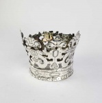 LINDA COROA EM PRATA DE LEI DE FATURA SEISCENTISTA. ESSE RARO MODELO COM LINHAS SÓBRIAS  E DECORAÇÃO GEOMÉTRICA É UMA COROA PARA IMAGEM DE SANTA MÁRTIR. EUROPA, SEC. XVII. 12 CM DE ALTURA X 12 CM DE DIAMETRO