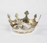 LINDA COROA EM PRATA DE LEI DE FATURA SETECENTISTA. ESSE RARO MODELO COM LINHAS SÓBRIAS DE PADRÁ0 ABERTO  É UMA COROA PARA IMAGEM DE SANTA MÁRTIR. EUROPA, SEC. XVIII. 16 CM DE DIAMETRO X 8 CM DE ALTURA