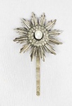 LINDO RESPLENDOR EM PRATA DE LEI COM FEITIO DE FLOR E CRAVAÇÃO DE CRISTAL DE ROCHA LAPIDADO A GUIZA DE MIOLO. BRASIL, SEC. XVIII. 15 CM DE ALTURA