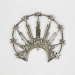 LINDO RESPLENDOR EM PRATA DE LEI DECORADO COM ARCOS E ESTRELAS PARA USO EM IMAGEM DE NOSSA SENHORA DAS DORES. ROSAS RELEVADAS COMPLETAM ESSE LINDO CONJUNTO. BRASIL, SEC. XVIII. 17 X 15 CM