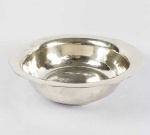 PRECIOSA BACIA EM PRATA DE LEI DE FATURA SETECENTISTA. FORMIDÁVEL PEÇA BATIDA DE MUITO BOA QUALIDADE. MARCAS POSSESSÓRIAS NA PARTE INFERIOR V.V M Z. POUCAS VEZES SE VERÁ TRABALHO TÃO BELO E ELEGANTE DO SEC. XVIII. 34 CM DE DIAMETRO. 1235 G