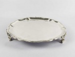 FORMIDÁVEL SALVA DE GRANDE DIMENSÃO COM LINDOS PÉS ALTOS. FEITIO RECORTADO.  UMA SALVA DIGNA DE COLEÇÃO! BRASIL, SEC. XVIII/XIX. 40 CM DE DIAMETRO. 1695G