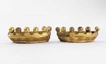 LINDO PAR DE COROAS  DE BARÃO, ORNAMENTO DE REPOSTEIRO DE SALÃO. ESCULPIDAS EM MADEIRACOM FEITIO DE SEMI CÍRCULO SÃO  REMATADAS EM OURO BRUNIDO. BRASIL, SEC. XIX. 34 CM DE COMPRIMENTO