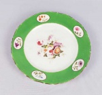 DUQUE DE CAXIAS - PRATO DE SOBREMESA EM PORCELANA PERTENCENTE AO SERVIÇO DO DUQUE DE CAXIAS, LUIZ ALVES DE LIMA E SILVA UM DOS QUATRO DUQUES BRASILEIROS (O ÚNICO SEM SANGUE REAL) . ABA NA TONALIDADE VERDE COM RESERVAS FLORAIS PINTADAS MANUALMENTE. ARREMATES EM OURO. CALDEIRA COM EXUBERANTE RESERVA FLORAL. ESSE SERVIÇO FOI APREGOADO EM LEILÃO EM 1928 ADQUIRIDO PELO COLECIONADOR INACIO AREAL REALIZADO PELO LEILOEIRO DA ÉPOCA, BASTOS DIAS. DEPOIS EM 1983 FOI LEILOADO POR FERNANDO SOARES EM SÃO PAULO ESSA PEÇA EM PREGÃO TAMBÉM ESTÁ REPRODUZIDA NO CATÁLOGO DO LEILÃO REFERIDO ACIMA (O DE FERNANDO SOARES) E FOI REPRODUZIDA EM MATÉRIA DA DÉCADA DE 90 SOBRE INVESTIMENTO EM MERCADO DE ARTES (VIDE FOTOS DA MATÉRIA E DO CATÁLOGO DO LEILÃO). PEÇA DESSE APARELHO ESTA REPRODUZIDA A PÁGINA 209 DO LIVRO LOUÇA DA ARISTOCRACIA DO BRASIL POR JENNY DREYFUS. FRANÇA, SEC. XIX. 22,5 CM DE DIAMETRONOTA: Luís Alves de Lima e Silva (25/8/1803-7/5/1880) nasce em Vila do Porto da Estrela, em uma família de militares. É declarado cadete aos 5 anos. Em 1823, com apenas 20 anos, participa da campanha pelo reconhecimento da independência na Bahia como tenente. Promovido a capitão, conduz a linha de frente brasileira na Guerra da Cisplatina em 1825. É nomeado major e chefia o batalhão do imperador até 1831. Em 1840 combate os focos de resistência ao governo central no Maranhão e no Piauí. Em recompensa pela pacificação das duas províncias, é elevado ao posto de brigadeiro e recebe o título de barão de Caxias. Como comandante das Armas da Corte, reprime a Revolução Liberal de 1842 em São Paulo e em Minas Gerais e dirige as tropas imperiais contra a Revolta dos Farrapos. Em 1845, dom Pedro II o indica para o Senado pelo Rio Grande do Sul. Lidera as tropas do Exército nas guerras platinas em 1851 e exerce, depois, a Presidência da província gaúcha. Em 1866 chefia as forças brasileiras na Guerra do Paraguai e conquista Assunção em 1869. No mesmo ano recebe o título de duque de Caxias. Morre na cidade de Barão de Juparanã, no Rio de Janeiro. Duque de Caxias (Luís Alves de Lima e Silva) (1803-1880) foi um militar brasileiro. É o Patrono do Exército. Foi um dos maiores vultos da nossa história. Foi chamado de O Pacificador. No dia 25 de agosto, dia do seu nascimento, é comemorado o dia do soldado. Luís Alves de Lima e Silva nasceu na fazenda São Paulo, no Taquaraçu, próximo da Vila Estrela, hoje município de Duque de Duque de Caxias, Rio de Janeiro, no dia 25 de agosto de 1803. Filho de Francisco de Lima e Silva e de Cândida de Oliveira Belo cresceu em meio a uma família de militares. Seu avô, José Joaquim de Lima e Silva, um militar português, imigrou para o Brasil em 1767 e se instalou no Rio de Janeiro, então capital do país. Seu pai foi brigadeiro do Exército Imperial e membro da Regência-Trina durante a menoridade de Dom Pedro II. No dia 22 de novembro de 1808, o 1.º Regimento de Infantaria de Linha, comandado por seu avô, recebia o novo soldado com cinco anos, apenas uma homenagem a seu avô, o Ministro da Guerra. Entre 1809 e 1817, estudou no Seminário São Joaquim (hoje Colégio Pedro II). Em 1818, Luís Alves entrou para a Escola Militar do Largo do São Francisco, onde permaneceu até 1821. Foi cadete, alferes e tenente. Quando concluiu o curso, foi incorporado ao 1.º Batalhão de Fuzileiros. Em 1822, o Brasil torna-se independente e Luís Alves ingressa no Batalhão do Imperador, comandado por seu tio José Joaquim de Lima e Silva. Em 1823, participou da luta no combate aos soldados portugueses da Bahia que relutavam a aceitar a Independência do país. Com a vitória do Batalhão, Luís Alves foi promovido a Capitão e com 21 anos recebia a Imperial Ordem do Cruzeiro, das mãos de D. Pedro I. Em 1825, Luís Alves foi chamado para mais uma vez manter a unidade nacional, desta vez na Campanha da Cisplatina conflito ocorrido entre o Brasil Império e as Províncias Unidas do Rio da Prata, pela posse da "Província Cisplatina", no Uruguai. Três vezes foi citado por bravura. Ganhou as insígnias de Major e as comendas da Ordem de São Bento de Ávis e a ordem da Rosa. Em 1831, após a abdicação de D. Pedro I, Luís Alves foi um dos poucos que permaneceu ao lado do monarca. Foi chamado pelo ministro da Justiça, Padre Feijó, para organizar o Batalhão Sagrado, para manter a ordem no Rio de Janeiro, evitando a anarquia. Nesse mesmo ano, organizou a Guarda Municipal, que depois foi transformada em Guarda Municipal Permanente. Em 1832 a Guarda Municipal lutou contra a tentativa de derrubar a Regência-Trina, durante a menoridade de Dom Pedro II. No dia 2 de fevereiro de 1833, Duque de Caxias casa-se com Ana Luísa do Loreto Carneiro Vianna de apenas 16 anos, neta da Baronesa de São Salvador de Campos. Em dezembro do mesmo ano nasce Luísa de Loreto. Em 24 de junho de 1836 nasce sua segunda filha, Ana de Loreto. O filho Luís Alves Júnior faleceu na adolescência. Em 1837, com 34 anos, Luís Alves foi promovido a Tenente-Coronel, em seguida, deixou o comando da Guarda Permanente. Em 1839, foi nomeado comandante-geral das forças militares do Maranhão e presidente da Província. Sua missão: sufocar a revolta dos que se opunham ao governo provincial e ocupavam acidade de Caxias. Conhecida como Balaiada, a campanha de Lima e Silva saiu vitoriosa. Em 1841, de volta ao Rio de Janeiro, Luís Alves é promovido a General-Brigadeiro e recebeu o título de Barão de Caxias, referência à cidade que conseguiu pacificar. Em 1842, o Barão de Caxias foi nomeado "Comandante das Armas da Corte", cargo já ocupado por seu pai. Nessa época, eclodiu a revolução liberal em São Paulo e Minas Gerais, que Caxias reprimiu com facilidade e entrou em Sorocaba, onde enfrentou seu antigo chefe, o Padre Feijó. Em Minas Gerais, destacou-se no combate de Santa Luzia, decisivo para a vitória. Ao voltar, reassume o comando das armas, como o Pacificador. Após pacificar três províncias, faltava só o Rio Grande do Sul onde a Guerra dos Farrapos entrava no seu sétimo ano. Foi nomeado "presidente da província do Rio Grande do Sul"e "Comandante das Armas". Reorganizou as forças imperiais e depois de dois anos saiu vitorioso. Com a vitória, na Guerra dos Farrapos, Caxias foi agraciado com o título de Conde, em 2 de abril de 1845 e escolhido para o Senado por Dom Pedro II, mandato que exerceu junto com seu pai. Em 1855 foi nomeado para a Pasta da Guerra e em 1862 para "Presidente do Conselho". Nesse mesmo ano, foi promovido a Marechal Graduado do Exército. Caxias combateu em vários conflitos de fronteira no Sul do Brasil e voltou vitorioso ao Rio de Janeiro, quando, recebeu o título de Marquês. A Guerra do Paraguai foi o maior conflito armado ocorrido na América do Sul, na bacia do rio da Prata, que envolveu Paraguai, Argentina, Uruguai e Brasil. O Paraguai era o país que havia alcançado um certo progresso econômico autônomo e seu presidente Solano López resolveu ampliar o território paraguaio e criar o Paraguai Maior, anexando regiões da Argentina, do Uruguai e do Brasil (como Rio Grande do Sul e Mato Grosso), com o objetivo de conquistar o acesso ao Atlântico. Em 1864, o Paraguai ordenou o aprisionamento do navio brasileiro Marquês de Olinda, no rio Paraguai. A resposta brasileira foi a imediata declaração de guerra ao Paraguai. Em 1865, o Paraguai invadiu o Mato Grosso e o Norte da Argentina, e os governos do Brasil, Argentina e Uruguai criaram a Tríplice Aliança contra Solano López. O Brasil, Argentina e Uruguai contavam com o apoio inglês, recebendo empréstimos para equipar e manter poderosos exércitos. Depois de algumas derrotas, em 1867, Luís Alves de Lima e Silva, então Marquês de Caxias, assumiu o comando das forças militares imperiais, vencendo rapidamente importantes batalhas como as de Itororó, Avaí, Angosturas e Lomas Valentinas, chamadas dezembradas por terem ocorrido no mês de dezembro de 1868. Finalmente Assunção foi ocupada em 5 de janeiro de 1869. Após a vitória do Brasil na Guerra do Paraguai, Caxias com 66 anos recebe o título de Duque, com medalhas e condecorações. No dia 23 de março de 1874 morre sua esposa. Em 1875, o Duque de Caxias foi nomeado, por Dom Pedro II, para a presidência do Conselho de Ministros e assume também o Ministério da Guerra. Era um Gabinete que serviria à princesa Isabel na ausência do Imperador. Em 1877, cansado e doente, Duque de Caxias se retira para a fazenda do Barão de Santa Mônica, de seu genro, hoje Ji-Paraná, Rio de Janeiro. No dia 7 de maio de 1880, às 20 horas e 30 minutos, fechava os olhos para sempre aquele bravo militar e cidadão que vivera no seio do Exército para glória do próprio Exército. No dia seguinte, em trem especial, chegava na Estação do Campo de Santana o seu corpo, vestido com o seu mais modesto uniforme de Marechal de Exército, trazendo ao peito apenas duas das suas numerosas condecorações, as únicas de bronze: a do Mérito Militar e a Geral da Campanha do Paraguai, tudo consoante suas derradeiras vontades expressas. Outros desejos testamentários são respeitados: enterro sem pompa; dispensa de honras militares; o féretro conduzido por seis soldados da Guarnição da Corte, dos mais antigos e de bom comportamento, aos quais deveria ser dada a quantia de trinta cruzeiros (cujos nomes foram imortalizados no pedestal de seu busto, no passadiço do Conjunto Principal antigo da Academia Militar das Agulhas Negras); o enterro custeado pela Irmandade da Santa Cruz dos Militares; e seu corpo não embalsamado. Quantas vezes o caixão foi transportado, suas alças foram seguras por seis Praças de Pré do 1º e do 10º Batalhão de Infantaria. No ato do sepultamento, o grande literato Visconde de Taunay, então Major do Exército, proferiu alocução assim concluída: "Carregaram o seu féretro seis soldados rasos; mas, senhores, esses soldados que circundam a gloriosa cova e a voz que se levanta para falar em nome deles, são o corpo e o espírito de todo o Exército Brasileiro. Representam o preito derradeiro de um reconhecimento inextinguível que nós militares, de norte a sul deste vasto Império, vimos render ao nosso velho Marechal, que nos guiou como General, como protetor, quase como pai, durante 40 anos; soldados e orador, humilde todos em sua esfera, muito pequenos pela valia própria, mas grandes pela elevada homenagem e pela sinceridade da dor". Seu testamento lavrado em 23 de abril de 1874 mostra que esse grande brasileiro que defendeu invictamente o Brasil por tantas vezes e ocupou posições tão importantes morreu sem muitos bens, mas buscando honrar sua pátria e o serviço a ela prestado. Reza o texto de suas últimas vontades expressas: Em Nome de Deus Amém: Eu, Luiz Alves de Lima, Duque de Caxias, achando-me com saúde e meu perfeito juízo, ordeno o meu testamento, da maneira seguinte: sou católico romano, tenho nesta fé vivido, e pretendo morrer. Sou natural do Rio de Janeiro, batizado na freguesia de Inhamerim; filho legítimo do Marechal Francisco de Lima e Silva, e de sua legítima Mulher, dona Mariana Cândida Bello de Lima, ambos já falecidos. Fui casado a face da Igreja com a virtuosa dona Anna Luiza Carneiro Viana de Lima, Duquesa de Caxias, já falecida, de cujo matrimônio restam dois filhos que são Luiza e Anna, as quais se acham casadas; a primeira com Francisco Nicolas Carneiro Nogueira da Gama, e a segunda, com Manoel Carneiro da Silva, as quais são as minhas legítimas herdeiras. Declaro que nomeio meus testamenteiros, em 1º lugar, o meu genro Francisco Nicolas, em 2º meu genro Manoel Carneiro, em 3º meu irmão e amigo, o Visconde de Tocantins, e lhes rogo que aceitem esta testamentária, da qual só darão contas no fim de dois anos. Recomendo a estes que quero que meu enterro seja feito, sem pompa alguma, e só como irmão da Cruz dos Militares, no grau que ali tenho. Dispensando o estado da Casa Imperial, que se costuma a mandar aos que exercem o cargo que tenho. Não desejo mesmo, que se façam convites pro meu enterro, porque os meus amigos que me quiserem fazer este favor, não precisam dessa formalidade e muito menos consintam os meus filhos que eu seja embalsamado. Logo que eu falecer deve o meu testamenteiro fazer saber ao Quartel General, e ao ministro da Guerra que dispenso as honras fúnebres que me pertencem como Marechal do Exército e que só desejo que me mandem seis soldados, escolhidos dos mais antigos, e melhor conduta, dos corpos da Guarnição, pra pegar as argolas do meu caixão, a cada um dos quais o meu testamenteiro, no fim do enterro, dará 30$000 de gratificação. Declaro que deixo ao meu criado, Luiz Alves, quatrocentos mil réis e toda a roupa do meu uso. Deixo ao meu amigo e companheiro de trabalho, João de Souza da Fonseca Costa, como sinal de lembrança, todas as minhas armas, inclusive a espada com que comandei, seis vezes, em campanha, e o cavalo de minha montaria, arreado com os arreios melhores que tiver na ocasião da minha morte. Deixo à minha irmã, a Baronesa de Suruhi, as minhas condecorações de brilhantes da ordem de Pedro I como sinal de lembrança e a meu irmão, o Visconde de Tocantins, meu candieiro de prata, que herdei do meu pai. Deixo meu relógio de ouro com a competente corrente ao Capitão Salustiano de Barros Albuquerque, também como lembrança pela lealdade com que tem me servido como amanuense. Deixo à minha afilhada Anna Eulália de Noronha, casada com o Capitão Noronha, dois contos de réis. Cumpridas estas disposições, que deverão sair da minha terça, tudo o mais que possuo será repartido com as minhas duas filhas Anna e Luiza, acima declaradas. Mais nada tenho a dispor, dou por findo o meu testamento, rogando as justiças do país, que o façam cumprir por ser esta a minha última vontade escrita por mim e assinada. Rio de Janeiro, 23 Abr 1874 - Luis Alves de Lima Duque de Caxias.