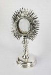 BELISSIMO OSTENSÓRIO EM PRATA DE LEI   PRECIOSO OSTENSÓRIO EM PRATA DE LEI BATIDA, REPUXADA E CINZELADA. FORMIDÁVEL EXEMPLAR DE ARTE SACRA SEISCENTISTA. FUSTE ME BALAÚTRE. BASE CAMPANULAR. RAIOS DO RESPLENDOR COM CONSTRUÇÃO SINOIDAL SEGUINDO INFLUENCIA INDO PORTUGUESA MUITO EM VOGA NO PERÍODO DA MANUFATURA DA SEGUNDA METADE DO SEC. XVII. LUNA DECORADA COM ANJOS. PORTUGAL, SEC. XVII. 820 G