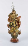 NOSSA SENHORA DA CONCEIÇÃO. LINDA IMAGEM EXECUTADA EM MADEIRA POLICROMADA. PLANEJAMENTO REMETE AO GÊNERO ESTILÍSTICO DO MESTRE BORBOLETA. COMPANHA COROA EM PRATA DE LEI. EXPRESSIVOS OLHOS EM VIDRO.  MINAS GERAIS, SEC. XIX. 40 CM DE ALTURA (CONSIDERANDO O TAMANHO DA COROA). SEM CONSIDERAR A COROA 33 CM DE ALTURA.