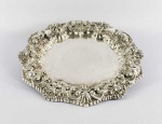 FORMIDÁVEL MEDALHÃO DE SUSPENSÃO OU APARATO EM PRATA DE LEI COM DUPLA APTIDÃO PARA PAREDE OU MESA . LINDA DECORAÇÃO COM GRANDES ROSAS E RAMAGENS RELEVADAS TAMBEM CONCHEADOS.O PLANO TEM INTRICADAS ROCAILLES. PORTUGAL, INICIO DO SEC. XX. 53 CM DE DIAMETRO. 2080 G