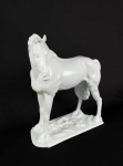 GRANDE ESCULTURA EM PORCELANA BLANC DE BLANC REPRESENTANDO CAVALO. MARCAS DA MANUFATURA W, PROVAVELMENTE ALEMÃ. ELABORADA QUALIDADE ESCULTÓRICA! INICIO DO SEC. XX. 35 X 32 CM