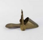 ELEGANTE ESTRIBO EM BRONZE PARA SILHÃO OU SELA DE BANDA (CELA ESPECIAL COM UM ÚNICO ESTRIBO) PRÓPRIA PARA O USO FEMININO. FEITIO DE SANDÁLIA. ESSES ACESSÓRIOS DE USO FEMININO ERAM UM SIMBOLO DE RIQUEZA E REQUINTE E CONFECCIONADOS FREQUENTEMENTE EM METAIS PRECIOSOS. BELA PEÇA DE MONTARIA DE ARTÍFICE OITOCENTISTA  ALTAMENTE  COLECIONAVEL! BRASIL, PRIMEIRA METADE DO SEC. XIX. 19 CM DE COMPRIMENTO.NOTA: Para andar a cavalo, seja no trabalho ou nos passeios, as mulheres, quando ainda não lhes era permitido o uso de roupas tidas como masculinas, portavam longas e amplas saias e, para isso, tinham um tipo especial de sela, que recebe nomes diversos, conforme a região: selim, selim de banda , sela de banda, arreio de banda, serigote, silhão e lombilho, entre outros. No invetário das fazendas do Visconde de Guaratinguetá vemos a referência: selim para montaria de senhora arreado e selim de banda de veludo. Bluteau em 1712 descreve com detalhes a acepção do Silhão: Hum modo de sella grande para mulheres, com hum encosto por detraz, que as tem mão, e hum estribo por diante, onde mettem os pés. Em silhões andaõ senhoras à caça, as mulheres em jornadas e romarias.