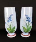 RICO PAR DE FLOREIROS EM OPALINA DECORADO COM LINDOS ESMALTES COM EXUBERANTES PLANTAS E FLORES DE JACINTO. BASE TEM ANEL ROUGE DE FEUR TAMBEM EM ESMALTE. ARREMATES EM OURO. EM EXCELENTE ESTADO DE CONSERVAÇÃO! FRANÇA, SEC. XIX. 31 CM DE ALTURA