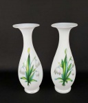 RICO PAR DE FLOREIROS EM OPALINA DECORADO COM LINDOS ESMALTES COM EXUBERANTES PLANTAS E FLORES DE TULIPAS BRANCAS. ARREMATES EM OURO. EM EXCELENTE ESTADO DE CONSERVAÇÃO! FRANÇA, SEC. XIX. 25 CM DE ALTURA