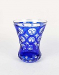 IMPÉRIO AUSTRO HUNGARO - GOLBLET MANUFATURA HARRACH, MODELO NOVO MUNDO,   CIRCA DE 1850 -  FORMIDÁVEL GOBLET EM CRISTAL DOUBLE AZUL DECORADO COM FIGURAS GEOMÉTRICAS. ROBUSTO, BONITO E EM ÓTIMAS CONDIÇOES. IMPERIO AUSTRO HUNGARO, MEADOS DO SEC. XIX. 13 X 10 CMNOTA: O desenvolvimento da fabricação de vidro no que hoje é a República Tcheca é corretamente considerado uma tradição de extraordinária importância, que se estende além da história do artesanato e tem impacto em áreas como tecnologia e história social.  A vidraria Harrach em Neuwelt, nas montanhas de Krkonoe. Desde o sec. XVIII  a vidraria Harrach desempenhou um papel progressivo e muitas vezes determinante em todas as fases da evolução da produção de vidro da Boêmia, desde seus primórdios barrocos, passando pelos estilos Biedermeier e Revival, até Art Nouveau, Decorativismo e as inovações da década de 1950, certo até os dias atuais.