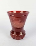 IMPÉRIO AUSTRO HUNGARO  GOBLET EM VIDRO ASTISTICO NA TONALIDADE VERMELHA DECORADO COM RICA LAPIDAÇÃO REPRESENTANDO CERVO EM MEIO A VEGETAÇÃO. BOHEMIA, SEC. XIX. 11,5 X 9 CM