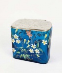 IMPÉRIO AUSTRO HUNGARO  LINDA CAIXA PARA AÇUCAR EM VIDRO ARTÍSTICO COM GUARNIÇÃO EM PRATA DE LEI CINDZELADA COM FLORES, RAMAGENS E BORBOLETA. O VIDRO É DECORADO COM LINDOS ESMALTES REPRESENTANDO  FLORES E BORBOLETAS  REALÇADAS EM OURO. BOHEMIA, SEC. XIX. 11 X 10 CM