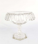 BACCARAT   SOBERBA TAZZA PARA DOCES EM CRISTAL LAPIDAÇÃO HARCOURT DA MANUFATURA BACCARAT, CRIADO EM 1840 . PÉ SEXTAVADO E FUSTE EM BALAUSTRE. FRANÇA, SEC. XIX. 21 CM DE DIAMETRO