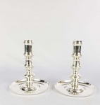CHRISTOFLE  PAR DE CASTIÇAIS EM METAL ESPESSURADO A PRATA. ELEGANTE FEITIO. EXCELENTE ESTADO DE CONSERVAÇÃO! FRANÇA, 15 CM DE ALTURA