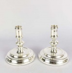 CHRISTOFLE  PAR DE CASTIÇAIS EM METAL ESPESSURADO A PRATA. ELEGANTE FEITIO. EXCELENTE ESTADO DE CONSERVAÇÃO! FRANÇA, 15 CM DE ALTURA