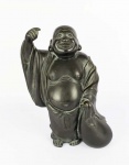 HOTEI  LINDA ESCULTURA EM BRONZE REPRESENTANDO HOTEI, UM DOS SETE DEUSES DA BOA SORTE.  JAPÃO, PERÍODO MEIJI, SEC. XIX. 26 CM DE ALTURANOTA: Shichi Fukujin são sete deuses de boa sorte (fortuna e felicidade) no xintoísmo, mitologia japonesa e folclore japonês. Costumam ser representados em conjunto, na forma de estátuas, miniaturas ou gravuras, às vezes a bordo do takarabune (barco dos tesouros). Os japoneses consideram o sete um algarismo repleto de mistérios, da mesma forma que no Ocidente, onde temos os sete pecados capitais e as sete maravilhas do mundo. No budismo japonês, há a crença de que a alma precisa reencarnar sete vezes até alcançar a iluminação espiritual, e que sete semanas de lamentação devem ser seguidas depois de um falecimento. Há também o costume de comer no dia 7 de janeiro o mingau de arroz temperado com nanakusa, as sete ervas da primavera. Arranjos com as sete flores do outono homenageiam a entrada dessa estação. No idioma japonês arcaico, o ideograma que representava a felicidade era formado por três números sete. Hotei é o senhor da magnanimidade, da generosidade humana. Vive rindo, sempre de bom humor, e por isso mesmo, traz saúde e felicidade, pois está sempre satisfeito com o que tem. Dizem que Hotei tem recurso interior para todos que queiram atingir a serenidade completa e sabedoria búdica. Geralmente é representado com uma enorme barriga e roupa caindo pelos ombros. Seu abdômen avantajado não simboliza a gula, pelo contrário, é símbolo da satisfação. Hotei, conhecido como o "Buda gordo", é na verdade a representação de um monge chinês frequentemente encontrado em templos, restaurantes e amuletos. No folclore da China, ele acabou sendo associado a Maitreya. Para os japoneses, o "hara" (ventre) representa o coração e personalidade, portanto seu vasto "hara", representa grandiosidade de espírito. No Ocidente ele é muitas vezes erroneamente visto como uma representação do Buda Sidarta Gautama. Segundo a crença popular, apreciar uma pintura ou ter uma estatueta de Hotei espanta as preocupações.