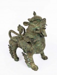 CÃO DE FÓ   MAGNÍFICA ESCULTURA EM BRONZE NEPALES REPRESENTANDO FIGURA DE LEÃO BUDISTA OU  CÃO DE FÓ. A REPRESENTAÇÃO DO CÃO DE FÓ NEPALES É MUITO CARACTERISTICA E DIVERSA DA DE OUTRAS CULTURAS ORIENTAIS. NO NEPAL ELE É CHAMADO LEÃO DAS NEVES E  TEM UM SENTIDO MUITO FORTE DE PROTEÇÃO, O RUGIDO DO LEÃO DA NEVE INCORPORA O SOM DE 'VAZIO', CORAGEM E VERDADE, E POR CAUSA DISSO É MUITAS VEZES UM SINÔNIMO DE BUDADHARMA , OS ENSINAMENTOS DE BUDA, POIS IMPLICA A LIBERDADE DO CARMA E O CHAMADO DESAFIADOR PARA DESPERTAR . ERA CONSIDERADO TÃO PODEROSO QUE APENAS UM ÚNICO RUGIDO PODERIA FAZER SETE DRAGÕES CAÍREM DO CÉU. SEU CORPO É METICULOSAMENTE TRABALHADO COM  JUBA ENCARACOLADA, E ASAS NO CORPO E NAS PERNAS, A BOCA ABERTA MOSTRA DENTES GRANDES E AFIADOS ASSIM COMO A LÍNGUA. O "CÃO FOO" É UM NOME OCIDENTAL PARA O CHINÊS "SHI SHI", O LEÃO GUARDIÃO, QUE DESDE A DINASTIA HAN PERMANECEU EM FORMA DE ESTÁTUA PROTEGENDO PALÁCIOS IMPERIAIS, TUMBAS, TEMPLOS E ESCRITÓRIOS GOVERNAMENTAIS. O CÃO FU É NA VERDADE UM LEÃO GUARDIÃO, UMA FIGURA PROTETORA ARQUITETÔNICA COMUM NA CHINA IMPERIAL QUE FOI ORIGINALMENTE TRAZIDA DA CULTURA INDIANA JUNTO COM O BUDISMO. OS CÃES DE FOO SÃO GERALMENTE APRESENTADOS EM PARES COMO  UM CASAL, O  MACHO TEM UMA ESFERA AOS SEUS PÉS E A FÊMEA É ACOMPANHADA DA CRIA NA MESMA POSIÇÃO QUE A ESFERA NOS PÉS DO MACHO. REPRESENTAM ASSIM O  HOMEM E A MULHER, BEM COMO O YIN E O YANG. SIMBOLICAMENTE, O MACHO PROTEGE O EXTERIOR E A FEMEA PROTEGE O INTERIOR DA HABITAÇÃO. NEPAL, 28 X 18 CM