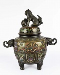 MUITO GRANDE INCENSÁRIO EM BRONZE COM ESMALTES. BELA DECORAÇÃO COM FLORES E AVES FENIX. ALÇAS LATERAIS COM FEITIO DE CABEÇAS DE ELEVANTE. TAMPA TEM PEGA COM CÃO DE FÓ COM ESFERA (REPRESENTAÇÃO DE MACHO), ELEVADO SOBRE TRÊS BELOS PÉS. ASSINADO SOB A BASE. CHINA, PERIODO REVOLUCIONÁRIO, 46 X 42 CM