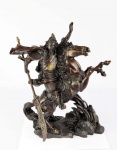 BELA ESCULTURA EM BRONZE REPRESENTANDO GUERREIRO MONTADO SOBRE CAVALO. CHINA, PERÍODO REVOLUCIONÁRIO. 28 CM DE ALTURA