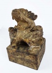 ZHUANKE-  MUITO GRANDE SELO DE CORTE EM PEDRA COM REPRESENTAÇÃO DE DRAGÃO. LATERAIS COM INSCRIÇÕES NAS QUATRO FACES LATERAIS. SOB A BASE, PARTE ATIVA COM SELO QUADRIPARTIDO.CHINA, ÉPOCA INDETERMINADA. 16 X 16 X 25CM. NOTA: Historicamente, o dragão chinês foi associado ao imperador da China e usado como um símbolo para representar o poder imperial. O fundador da dinastia Han, Liu Bang, afirmou que foi concebido depois que sua mãe sonhou com um dragão.  Durante a dinastia Tang , os imperadores usavam mantos com motivos de dragão como um símbolo imperial, e altos funcionários também podiam ser presenteados com mantos de dragão. Na dinastia Yuan , o dragão de dois chifres e cinco garras foi designado para uso apenas pelo Filho do Céu ou Imperador, enquanto o dragão de quatro garras foi usado pelos príncipes e nobres.  Da mesma forma durante as dinastias Ming e Qing, o dragão de cinco garras foi estritamente reservado para uso apenas pelo imperador. O dragão da dinastia Qing apareceu na primeira bandeira nacional chinesa .  