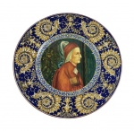 TRADIÇÃO DE DERUTA - LINDO MEDALHÃO EM MAIOLICA COM RICA DECORAÇÃO EM ESMALTE AO GOSTO RENASCENTISTA. ITÁLIA, SEC. XIX/XX.  54 CM DE DIAMETRO. NOTA: Originalmente, maiolica ou di maiolica referia-se à cerâmica esmaltada e pintada semelhante à dosmouros da Espanha muçulmana que costumava chegar à Itália através de Maiorca. Foi decorado com motivos orientais, e ficouainda mais rico por um tipo particular de verniz iridescente que mudou do vermelho rubi ao amarelo isabelino e ao verde voador espanhol, das nuances frias e prateadas do metal aostons mais quentes do ouro. Esta decoração foi reproduzida de forma flagrante pelos nossos oleiros e foi feita sobre peças já envernizadas e assadas, que depois foram assadas mais uma vez num forno reverberatório especial . A versão italiana da cerâmica mourisca era também conhecida como di maiolica oumaiolica, mesmo sem a iridescência característica dada pelo terceiro processo de cozimento, que era particularmente comum nos ateliês de Deruta e Gubbio, onde o mestre Giorgio Andreolitrabalharia peças já pintadas. A verdadeira invenção da maiolica italiana foi o uso habilidoso de uma paleta pictórica completa em sua superfície estanífera empoeirada antes da segunda cozedura, logo após o envernizamento do medalhão. É uma mistura de mil ideias e expedientes experientes capazes de criar algo novo, uma evolução que atingiu o seu ápice no início dos anos 500. São invenções absolutas e inimitáveis, segredos que cada ateliê considerou seus, símbolos de um nível de respeitabilidade quasesempre sinônimo de sucesso.