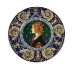 TRADIÇÃO DE DERUTA (FORMA PAR COM O APREGOADO NO LOTE ANTERIOR) - LINDO MEDALHÃO EM MAIOLICA COM RICA DECORAÇÃO EM ESMALTE AO GOSTO RENASCENTISTA. ITÁLIA, SEC. XIX/XX.  54 CM DE DIAMETRO. NOTA: Originalmente, maiolica ou di maiolica referia-se à cerâmica esmaltada e pintada semelhante à dosmouros da Espanha muçulmana que costumava chegar à Itália através de Maiorca. Foi decorado com motivos orientais, e ficouainda mais rico por um tipo particular de verniz iridescente que mudou do vermelho rubi ao amarelo isabelino e ao verde voador espanhol, das nuances frias e prateadas do metal aostons mais quentes do ouro. Esta decoração foi reproduzida de forma flagrante pelos nossos oleiros e foi feita sobre peças já envernizadas e assadas, que depois foram assadas mais uma vez num forno reverberatório especial . A versão italiana da cerâmica mourisca era também conhecida como di maiolica oumaiolica, mesmo sem a iridescência característica dada pelo terceiro processo de cozimento, que era particularmente comum nos ateliês de Deruta e Gubbio, onde o mestre Giorgio Andreolitrabalharia peças já pintadas. A verdadeira invenção da maiolica italiana foi o uso habilidoso de uma paleta pictórica completa em sua superfície estanífera empoeirada antes da segunda cozedura, logo após o envernizamento do medalhão. É uma mistura de mil ideias e expedientes experientes capazes de criar algo novo, uma evolução que atingiu o seu ápice no início dos anos 500. São invenções absolutas e inimitáveis, segredos que cada ateliê considerou seus, símbolos de um nível de respeitabilidade quasesempre sinônimo de sucesso.