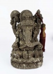 GANESHA  BELA ESCULTURA EM PEDRA  DE EXCEPCIONAL QUALIDADE REPRESENTANDO A DIVINDADE GANESHA. A FIGURA TRADICIONAL DO DEUS HINDU COM CORPO DE HOMEM E CABEÇA DE ELEFANTE FOI MUITO DIFUNDIDA NO OCIDENTE, EMBORA SEU SENTIDO SEJA MENOS CONHECIDO DO QUE A ICONOGRAFIA.  ESCULTURA DE MUITO BOA FATURA,, EXEMPLAR DO SEC. XVIII OU XIX. INDIA, 22 CM DE ALTURANOTA: Conhecido como o Deus da sabedoria e da fortuna, Ganesha é um símbolo divino presente na cultura védica e na religião hindu. Ele também é um dos deuses mais importantes da cultura hindu, assim considerado o "Destruidor de Obstáculos", pois por onde um elefante passa, pode destruir tudo com sua força. De acordo com a mitologia hindu, Ganesha é o primeiro filho de Shiva e Parvati, e considerado um dos deuses mais importantes desta cultura. É adorado principalmente entre os homens de negócio e mercadores, devido ao fato de estar relacionado com a boa fortuna e sabedoria. De acordo com a crença Hindu, quando se dirige suas orações à ele pedindo suas bençãos, todas as tarefas serão bem sucedidas.