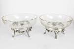 DONA ESTHER NOGUEIRA  ELEGANTE PAR DE CENTROS DE MESA EM PRATA DE LEI  E CRISTAL.  MARCAS DE CONTRASTE CABEÇA DE MERCÚRIO PRIMEIRO TITULO.  O CRISTAL É LAPIDADADO AO GOSTO ART DECO. A BASE É CONSTRUIDA COM GUIRLANDAS FORMANDO LAURÉIS. GUARNECERAM A RESIDÊNCIA DE DONA ESTER NOGUEIRA, FILHA DO REPUBLICANO HISTÓRICO JOSÉ PAULINO COUTINHO NOGUEIRA. FRANÇA, INICIO DO SEC. XX. 25 CM DE DIAMETRONOTA: Em 06 de novembro de 1941, uma triste quinta-feira, há exatos 77 anos. Estridente o telefone de baquelite tocava no escritório, a telefonista transmitia uma mensagem de Campinas.  Com triste pesar, a funcionária da Companhia Sino Azul noticiava à direção da Usina Ester: Dona Esther Nogueira, acabou de falecerEra acionada a velha sirene da Usina, colonos e pessoas da Villa de Cosmópolis, ficavam alarmados com o incessante som. O povo cosmopolense, somente ouviu a sirene ecoar daquele jeito, nos tempos da Revolução de 1932. A triste notícia espalhava-se, ainda mais que o som incessante da sirene, ecoando pelos canaviais. Ouvia-se em Arthur Nogueira, Limeira, Paulínia e Americana.  Em pausados toques, dobrando o tom de luto, os sinos do campanário da Igreja Matriz de Santa Gertrudes, confirmavam a notícia. Muitos cosmopolenses choravam, sem ao menos conhece-la pessoalmente. Eram as dores da gratidão, lágrimas em respeito à sua memória, sentimentos de um povo benevolente, assim como, a matriarca do progresso regional.  Em comovida homenagem, o jornal O Estado de São Paulo, noticiava com destaque o falecimento de Esther Nogueira.  O renomado professor Nicolau de Morais Barros, sobrinho do Presidente Prudente de Morais, expressava os sentimentos do povo paulista, pela triste perda. Abaixo, trechos da histórica publicação. Tinha uma personalidade marcante e de singular relevo. Oriunda de tradicional família paulista, nasceu em Campinas, e ali cresceu e se educou. Seu pai, José Paulino Nogueira, campineiro dos mais ilustres, ali vivera longos anos, amando e honrando sua terra natal, prestando-lhe assinalados serviços e cobrindo-se de benemerência, durante a epidemia de febre amarela, como presidente de sua municipalidade. Proclamada a república, e nomeados ministros Francisco Glicério e Campos Salles, amigos diletos dos quais nunca se separou, Campinas se revestiu de galas para receber os filhos vitoriosos. Coube a menina Esther, então com 12 anos de idade, trajada de república e ostentando o barrete frígio na cabeça, cingir a fronte de Glicério com a coroa de louros simbólica, dirigir-lhe uma saudação de glórias, pronunciada com ênfase e vibração patriótica. Foi mãe extremosa e desvelada de seus oito irmãos, o mais novo dos quais contava com meses de vida.  Repartiu-se entre o pai, o marido, os irmãos e os dois filhos que lhe vieram. Desdobrou-se em carinhos e cuidados, com uns e com outros, fez-se o centro da família, e tornou-se o ídolo da casa. Um símbolo de caridade para toda sociedade. Possuía Dona Esther, em alto grau e perfeito equilíbrio, as edificantes virtudes femininas. Mas o traço característico de sua personalidade, a essência de sua formação moral, era a bondade. Bondade espantosa, irreprimível e transbordante. Bondade que fluía das palavras que lhe afloravam aos lábios, que irradiava do seu olhar mortiço e doce, que inspirava os menores atos e gestos de sua vida e que a fez tão benquista dos que lhe aproximaram.  Muito caridosa, ela praticava a filantropia e de acordo com o preceito evangélico, escondida e ignorada.  Sua bolsa nunca se fechou a um pedido. Bem poucos, dentro dos seus íntimos, conheciam a extensa lista dos seuS protegidos, aos quais prodigalizava, além do auxílio pecuniário mensal, interesse solicito e assistência material e moral. Dotada de inteligência aguda e clara, e notável memoria, ela se deleitava em rememorar fatos e episódios dos seus tempos de moça, em Campinas, e os sabia contar com surpreendente minucia nos detalhes. Muito sensível aos agrados e carinhos que recebia, não era o menos aos que se lhe recusavam. Magoava-se, doía-se, mas...perdoava Presa ao seu leito de dores e sofrimento, por longos e intermináveis meses, ela teve os males do corpo agravados pela saudade torturante de um filho ausente, que sonhava rever, antes de fechar os olhos. Quis o destino que esse sonho não se realizasse!! A sua morte despertou, na sociedade paulista, um sentimento generalizado de pesar. O seu funeral, constitui-se de uma tocante consagração, já pela desusada influência de pessoas amigas, já pela profusão das flores que envolveram o seu esquife (...).  A saudade marcante do filho Paulo Nogueira Filho, Paulito, foi um dos mais agravantes motivos da sua morte. Por ordem do ditado Getúlio Vargas, os combatentes paulista da Revolução Constitucionalista de 1932, foram expulsos do Brasil.  Paulito, estava entre os principais responsáveis pela revolução paulista, escolhia-se o exílio fora do país, a condenação de morte. Estava vivo, porém, enquanto o ditador Vargas continua-se no poder, nunca mais poderia voltar ao Brasil.  Os familiares não podiam revelo, podendo serem condenados por conspiração ao regime do ditador Vargas. A mãe chorava a ausência do filho vivo, sem saber o dia, que poderia revelo novamente. Essa angustia, debilitava a forte Esther, o filho estava exilado na Europa, que enfrentava a Segunda Guerra Mundial.  Qual amorosa mãe, não adoeceria nesta situação!!. Esther, faleceu aos 64 anos de idade. Paulito e outros combatentes paulistas de 1932, somente voltavam ao Brasil no fim da ditadura Vargas, em 1945. (TEXTO DE ADRIANO DA ROCHA)