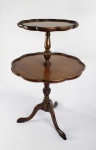 DUMB WAITER  GEORGE III  MESA AUXILIAR EM MADEIRA EM DOIS ESTÁGIOS ESTILO GEORGE III. LINDO FEITIO CIRCULAR COM ELEGANTE MOVIMENTO RECORTADO. FUSTE EM BALAUSTRE GOMADO (FORMA PAR COM O ANTERIOR). ASSENTE SOBRE TRÊS PERNAS DO TIPO CABRIOLE COM PÉS EM SAPATAS. AS MESAS DUMB WAITER QUE NUMA VERSÃO LIVRE SIGNIFICA GARÇOM SÃO APROPRIADAS PARA CONTER DOCES   OU SALGADOS DE COQUETEL PERMITINDO AOS CONVIDADOS SERVIREM-SE LIVREMENTE. 48 (DIAMETRO) X 82 (H) CM