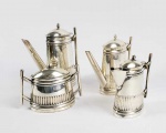 DELICADO CONJUNTO PARA CHÁ E CAFÉ EM PRATA DE LEI. SERVIÇO PARA DUAS PESSOAS. ESTILO E ÉPOCA ART DECO. ELEGANTE FEITIO ALONGADO COM CORPO LISO E TERÇO INFERIOR DECORADO COM GODRONS A TODA VOLTA. COMPOSTO DE CAFETEIRA, BULE DE CHÁ, CREMEIRA COM TAMPA E AÇUCAREIRO. ISOLADORES EM MARFIM.  PORTUGAL, INICIO DO SEC. XX. 16 CM DE ALTURA (CAFETEIRA)