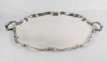 GRANDE TABULEIRO EM PRATA DE LEI. MARCAS PARA ALEMANHA, LUA E COROA.FEITIO RECORTADO. ELEGANTE E FUNCIONAL! ALEMNHA, INICIO DO SEC. XX. 72,5 CM DE COMPRIMENTO. 3345 G